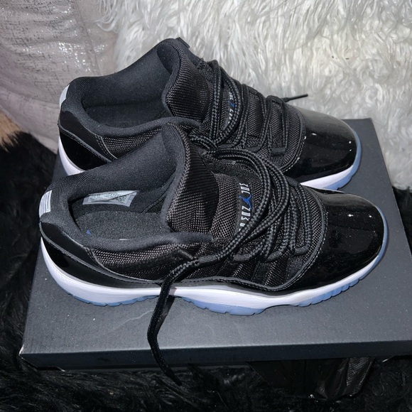 AIR JORDAN 11 RETRO LOW (Grade School) - Picture 10 of 12